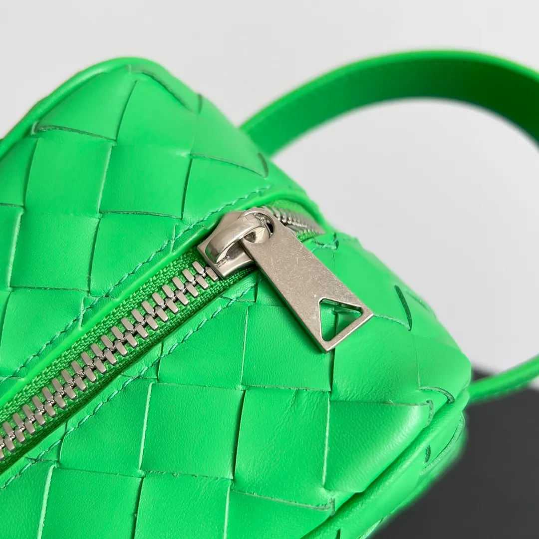 Batch 1260 BOTTEGA VENETA 2024 new INTRECCIATO classic toiletry bag, the choice of discerning people. The low-key luxury quality is the interpretation of its brand. If you like low-key BV, it is the first choice~~ Style number: 729295 Size: 26*13*10cm
